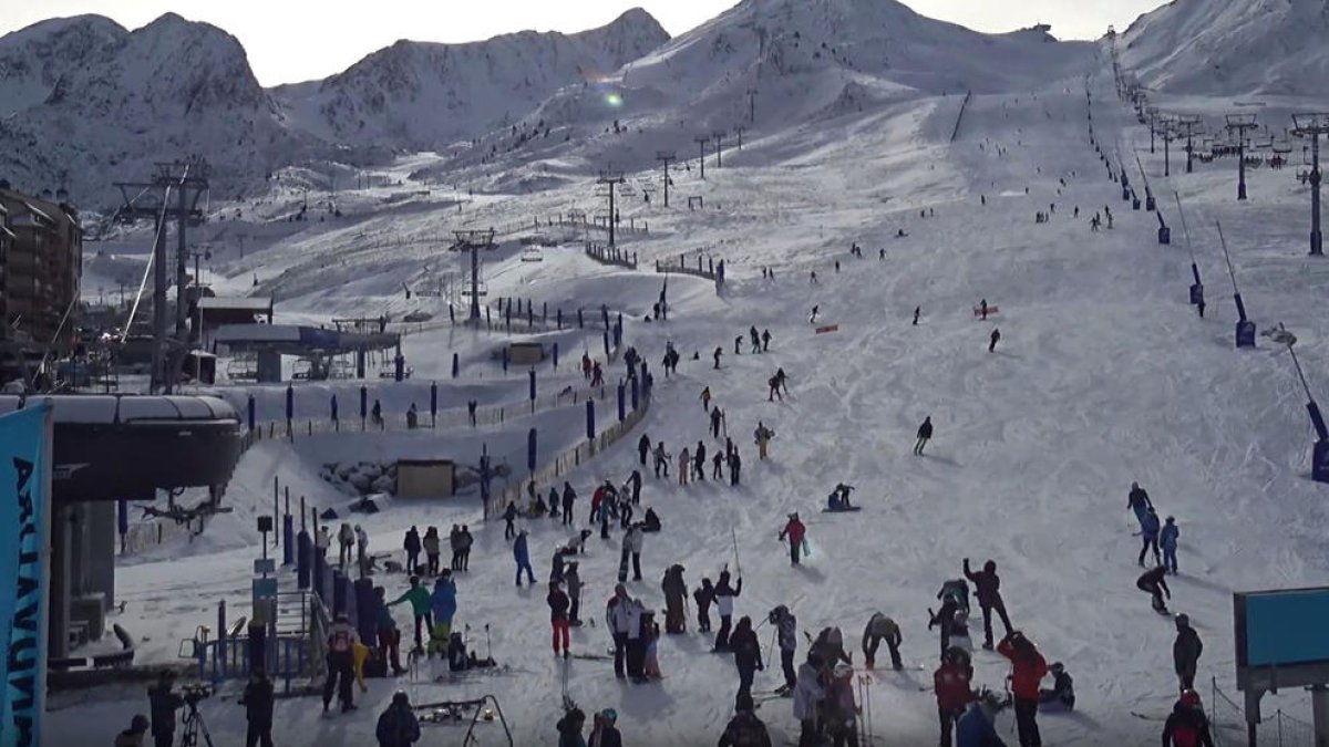 Bona afluència d'esquiadors en l'estrena al Pas