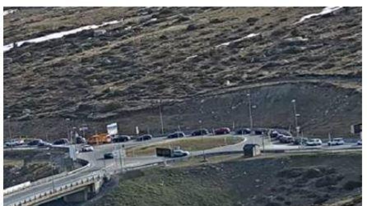 Vehicles fent cua aquesta tarda per marxar cap a França