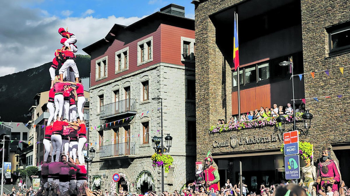 Els castellers omplen la plaça Príncep Benlloch