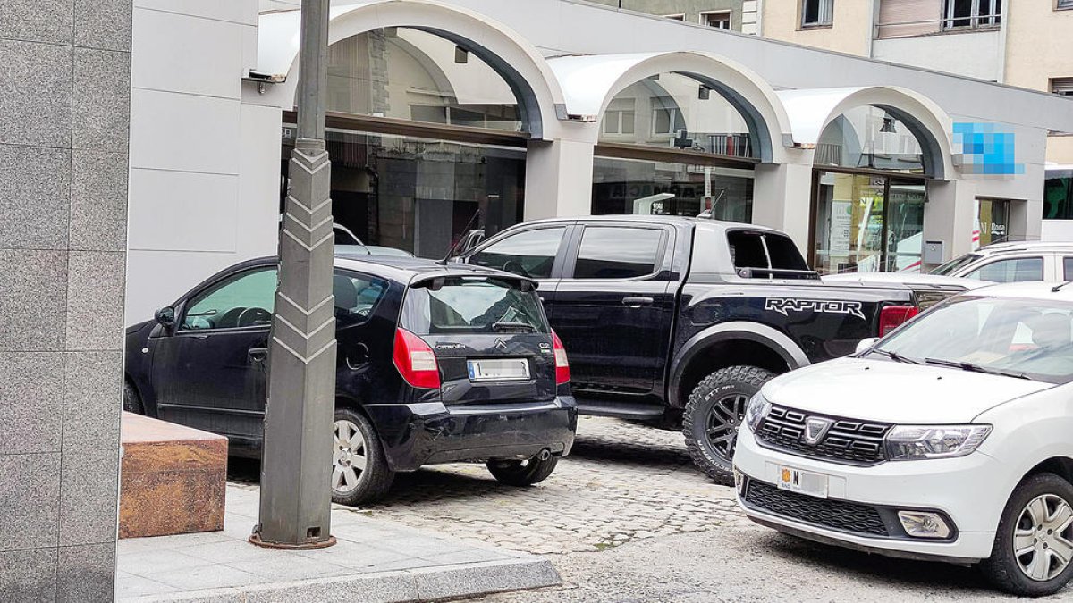 A l'esquerra, el cotxe del presumpte sicari.