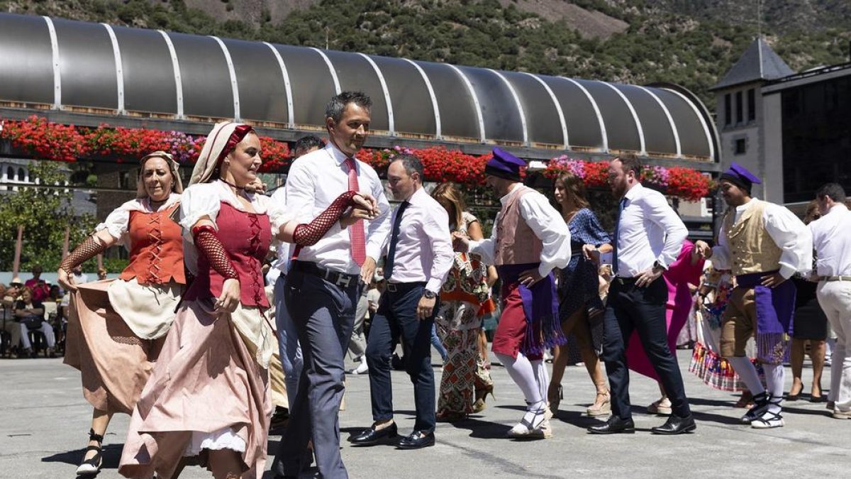 El cònsol major de la capital, David Astrié, i el cap de Govern, Xavier Espot, ballant el Contrapàs avui