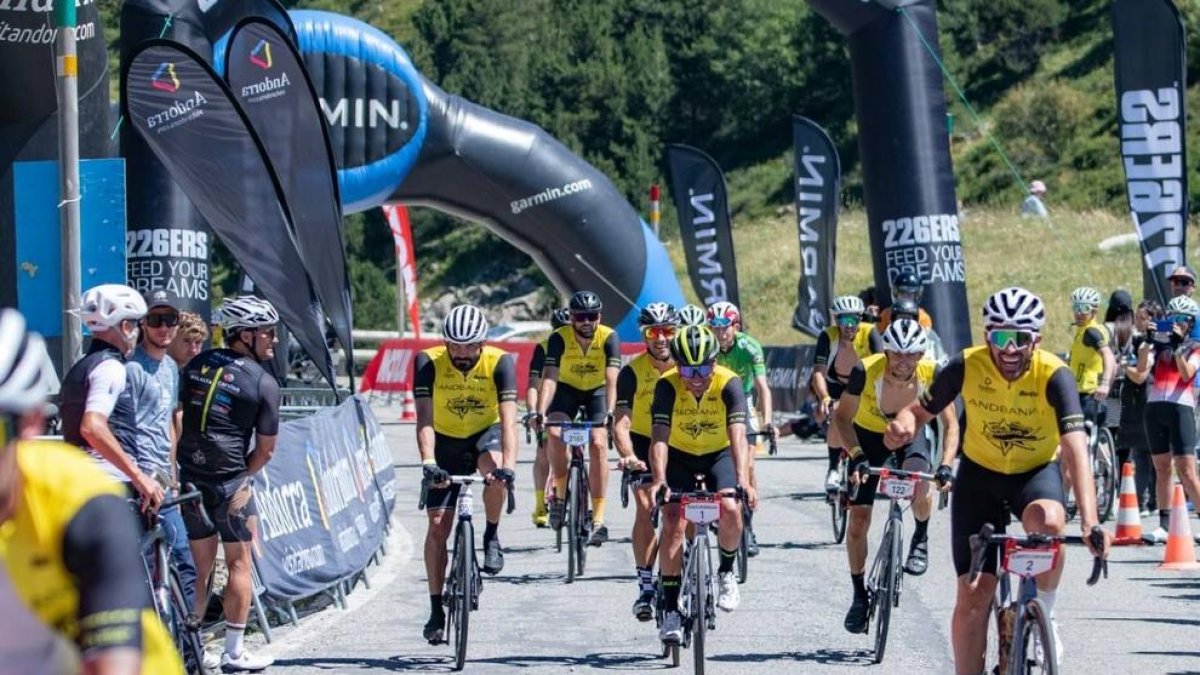 Alberto Contador i 'Purito' Rodríguez celebren l'arribada als Cortals d'Encamp