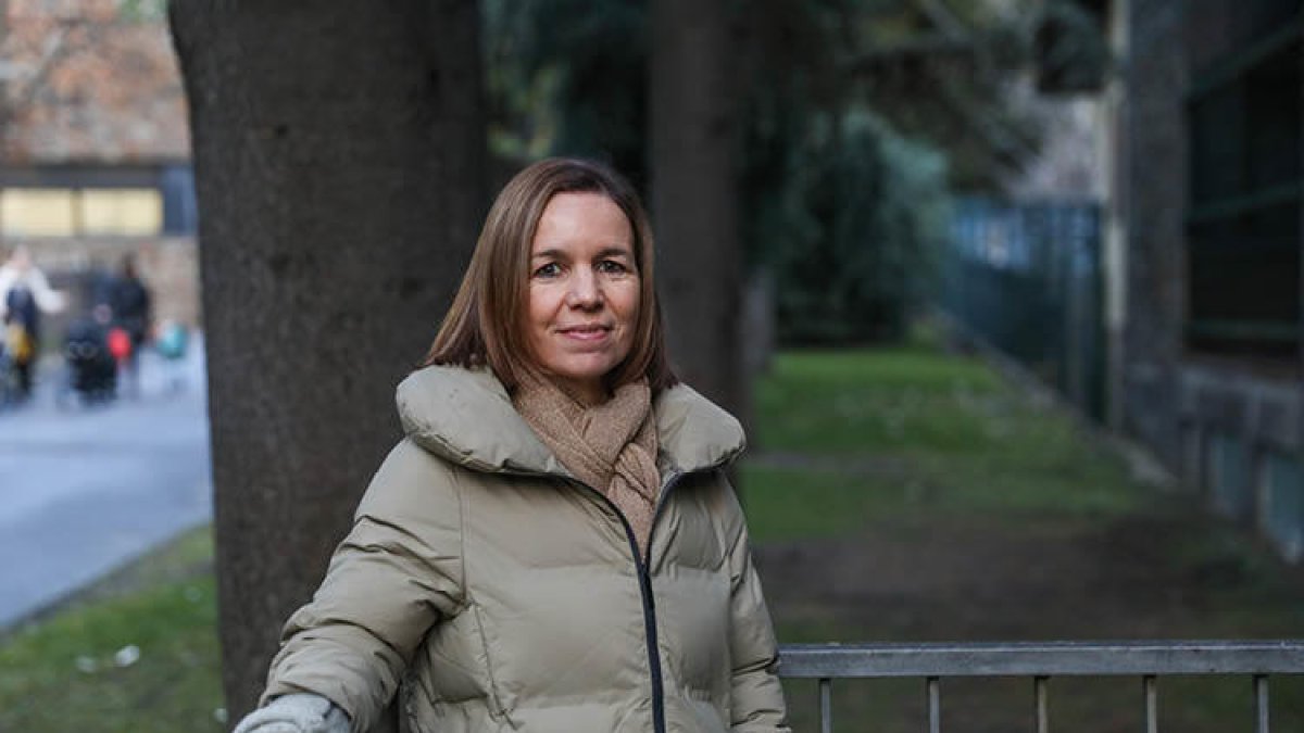 La candidata Marta Pujol en un parc de la parròquia.