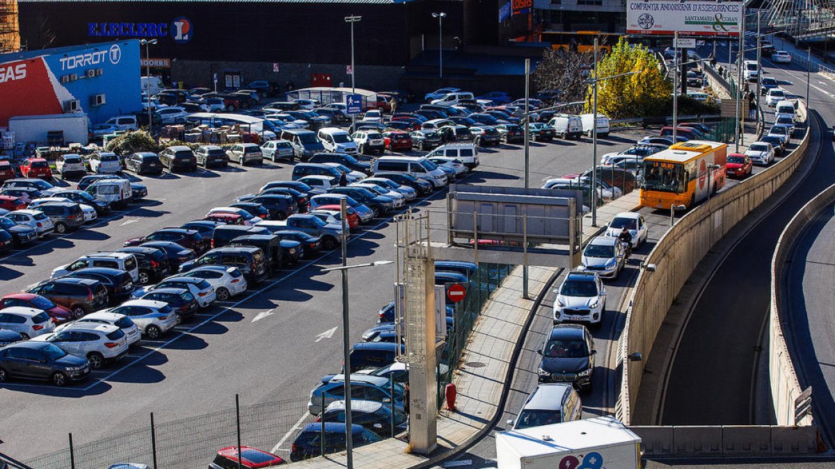 Pàrquings plens i retencions pel pont.