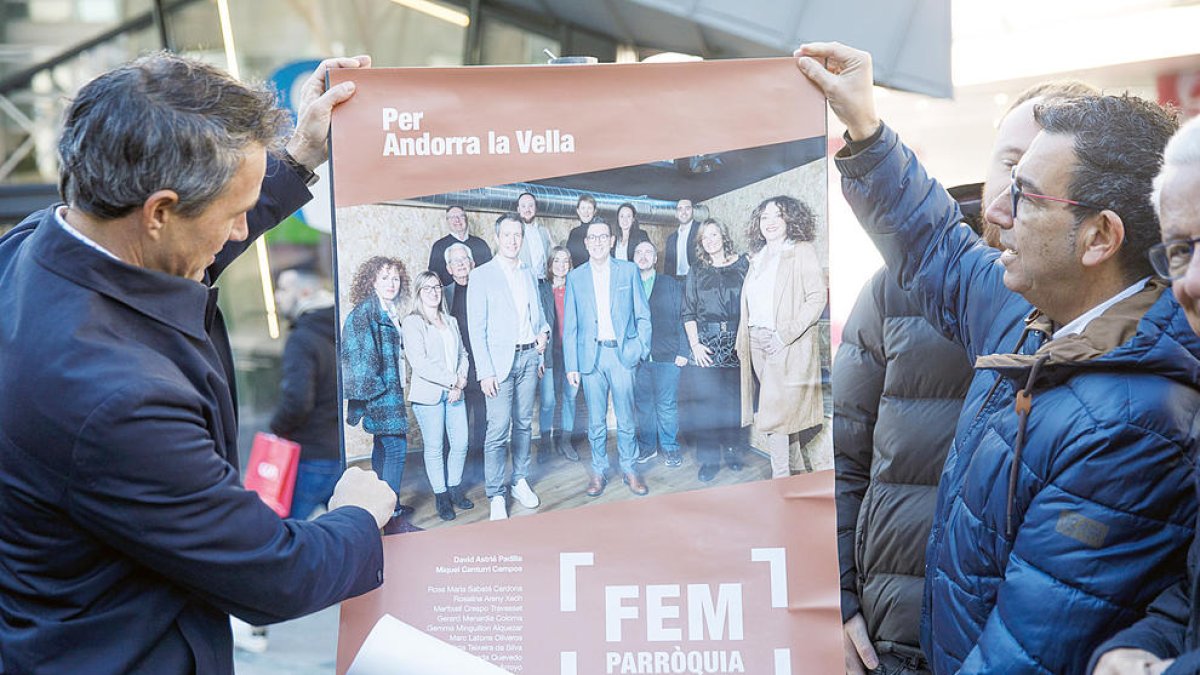 Els candidats a l'enganxada de cartells.