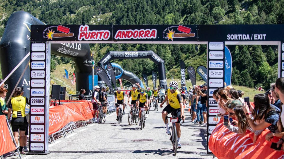 Alberto Contador creua la línia de meta als Cortals d'Encamp, amb 'Purito' Rodríguez darrere.