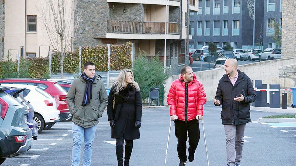 Membres de la coalició passejant pels carrers.