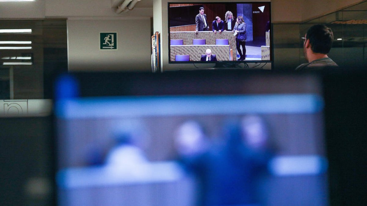 Seguiment del debat a la redacció del Diari.