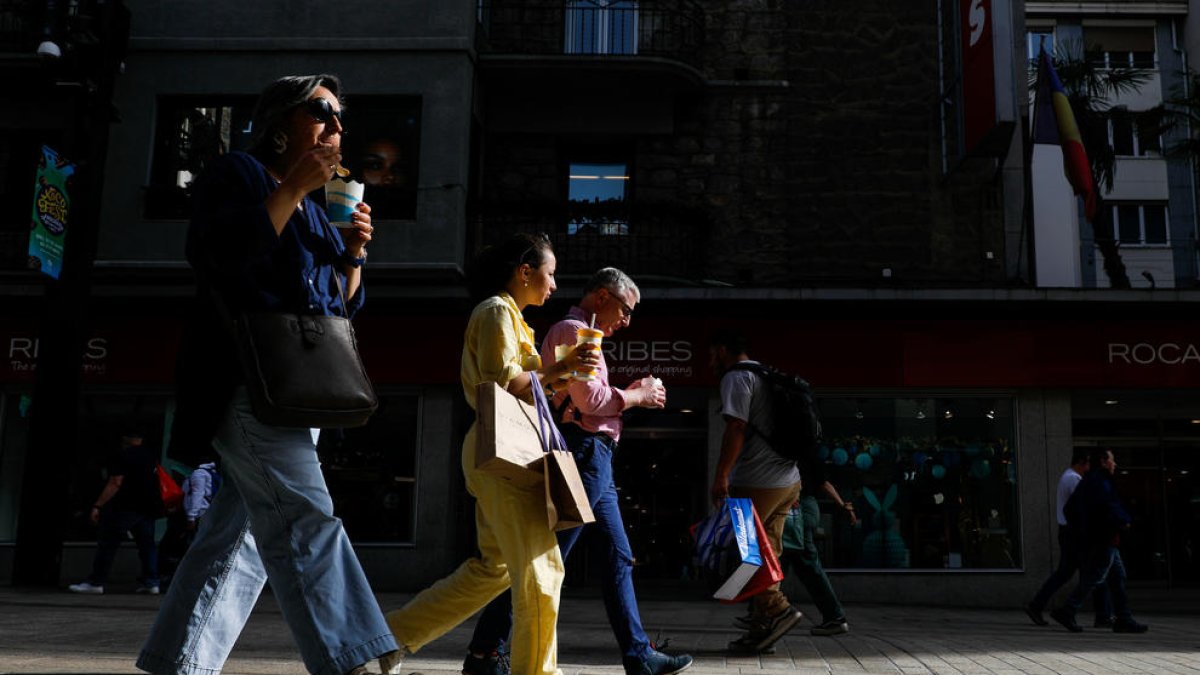Tres turistes a l'avinguda Meritxell.