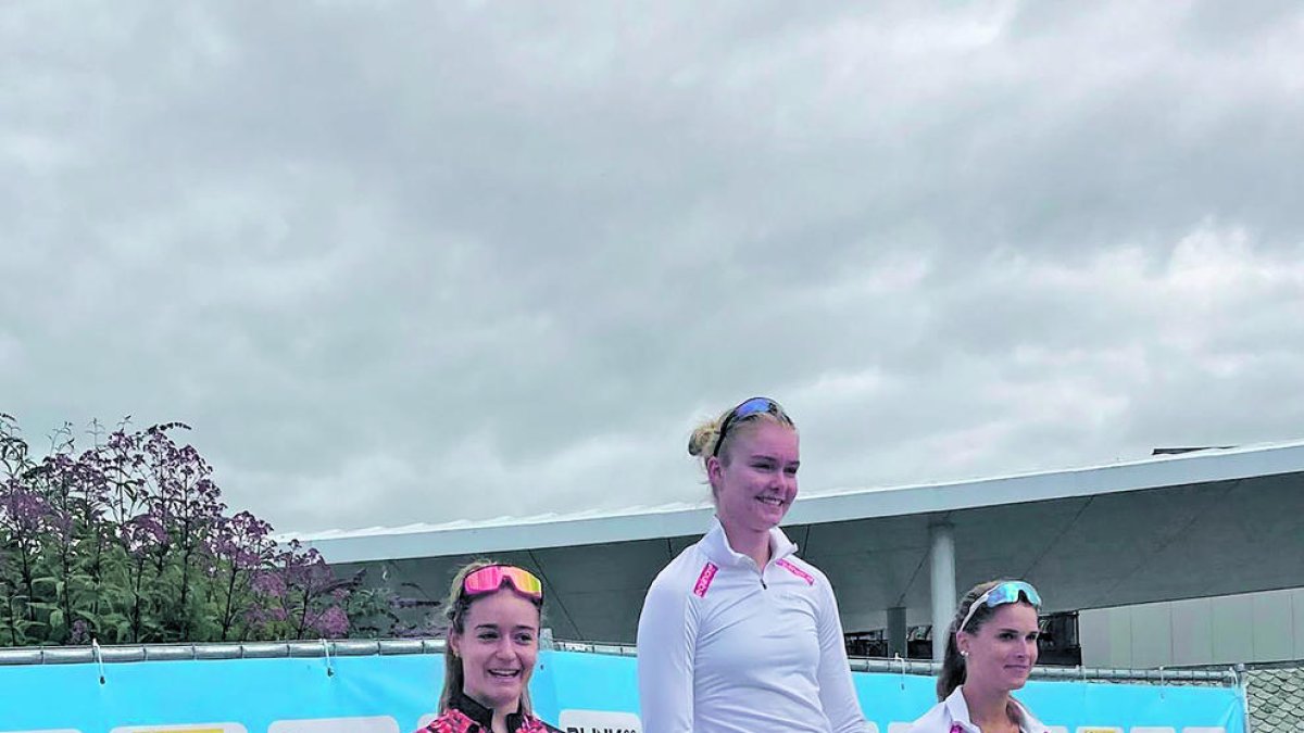 Gina del Rio, a l'esquerra, al podi.