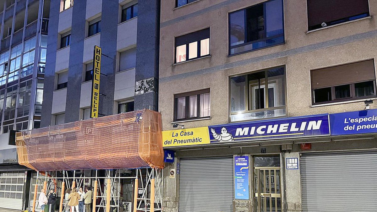 Els dos edificis desallotjats ahir a l'avinguda Santa Coloma d'Andorra la Vella.