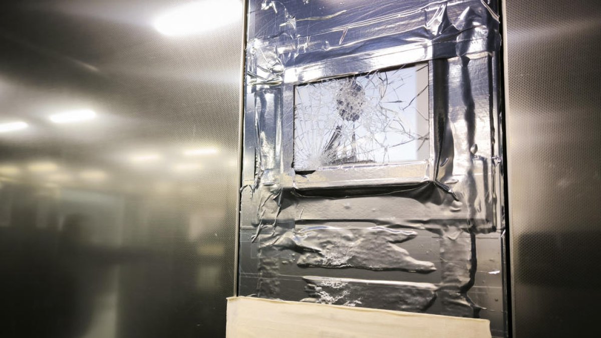 Destrosses a un dels ascensors del Centre de Congressos