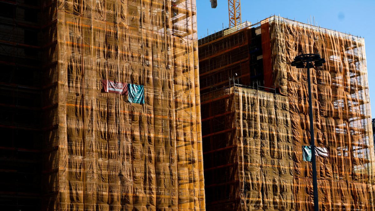 Dos edificis en construcció.