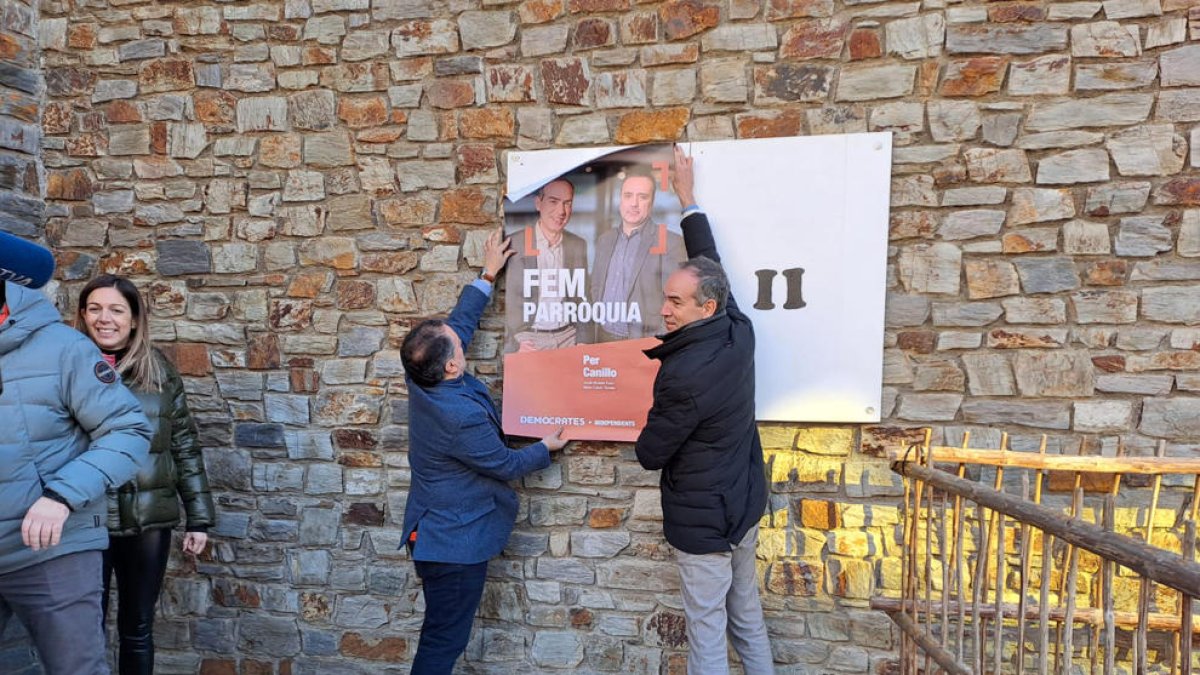 Jordi Alcobé i Marc Casal a la penjada de cartells.