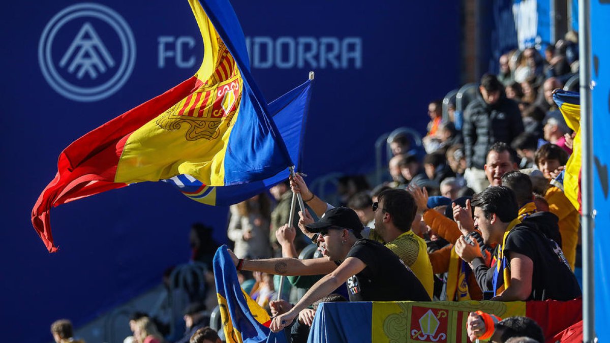 Afició tricolor a l'Estadi Nacional.