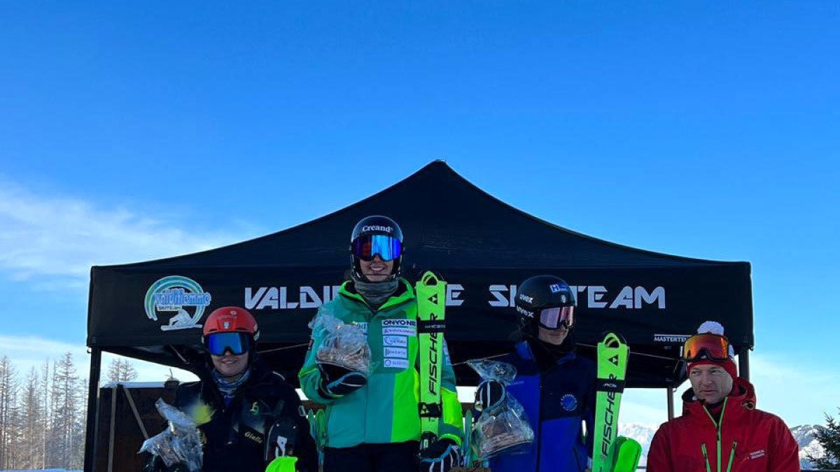Carla Mijares, al centre, al podi de Val Cermis.
