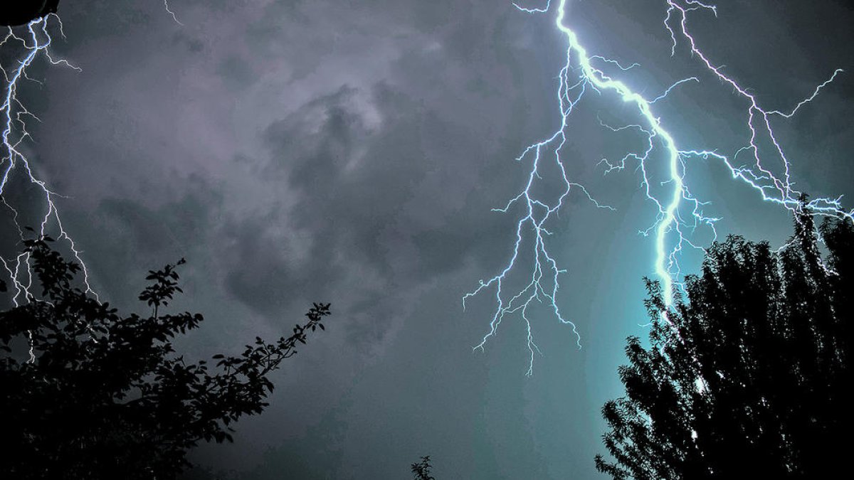 És fàcil calcular a quina distància està la tempesta