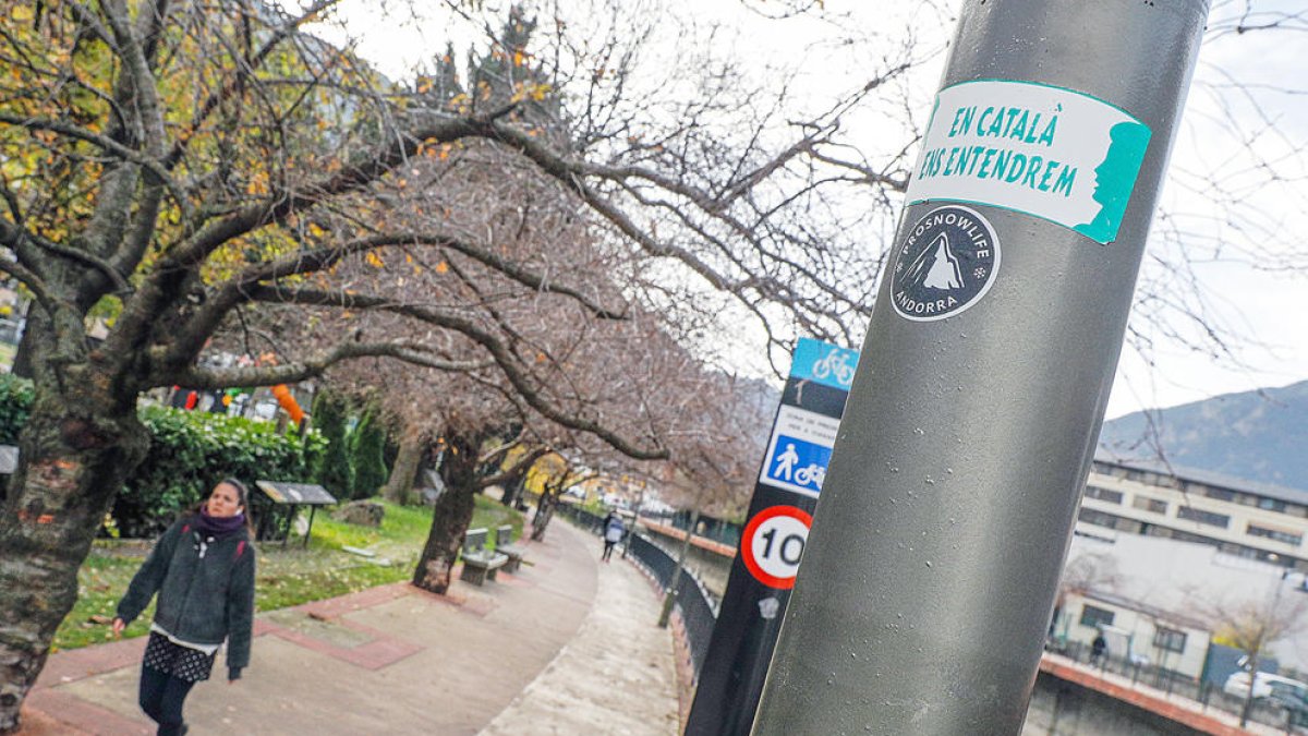 Promoció del català en un fanal a Andorra la Vella.