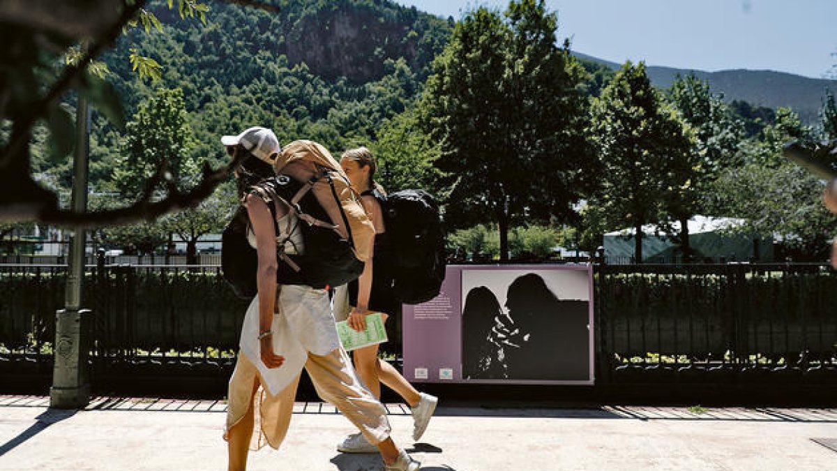 Turistes al passeig del Riu.