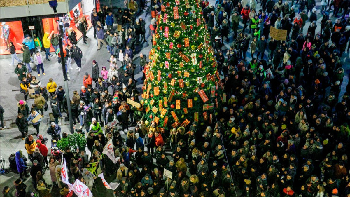 Lectura del manifest a l'antiga caserna de bombers.