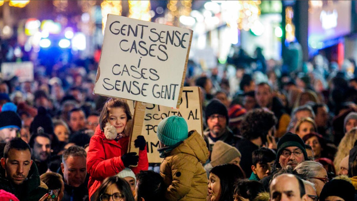 Nens aguantant cartells a la manifestació d'ahir.