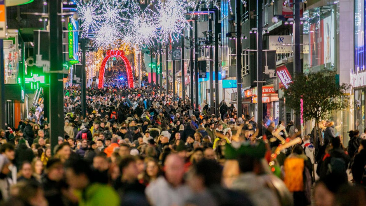 Multitud de turistes a l'avinguda Meritxell.