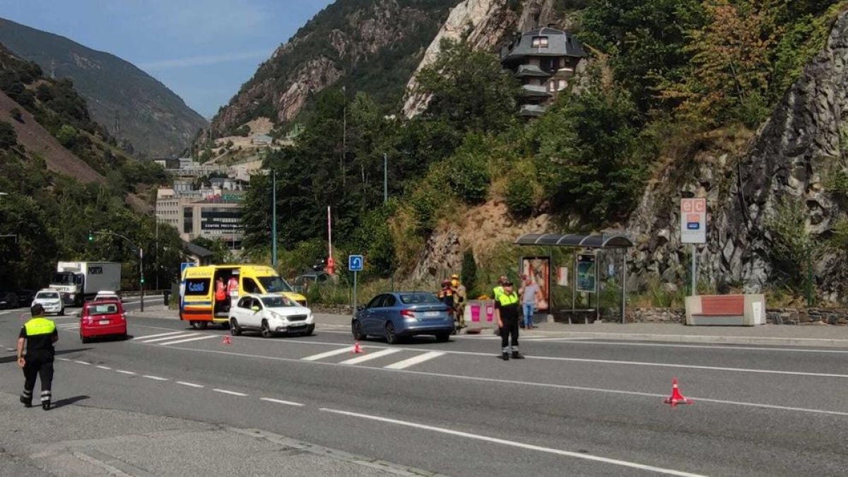 Els serveis d'emergència intervenint per l'accident de dos cotxes a Escaldes