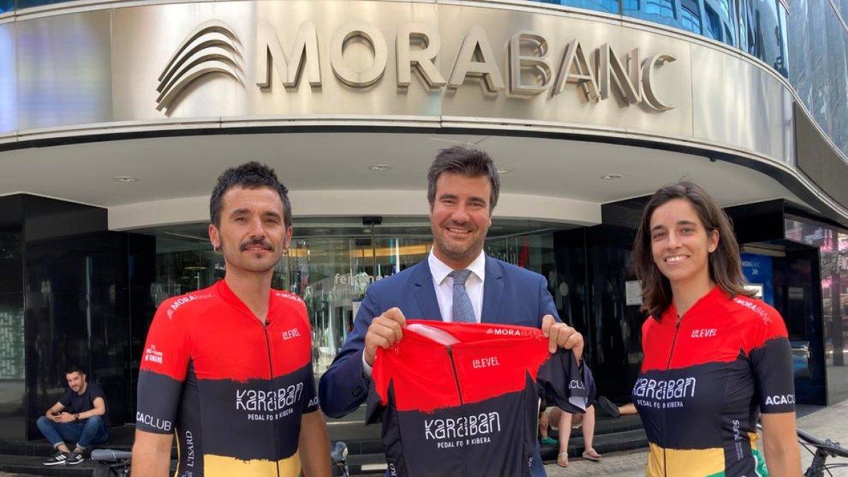 David Vilanova, Xavier Riestra i Elena Milà amb l'equipació de la caravana solidària