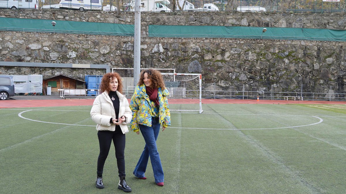 Meritxell Crespo i Rosalina Areny ahir al Comunal.