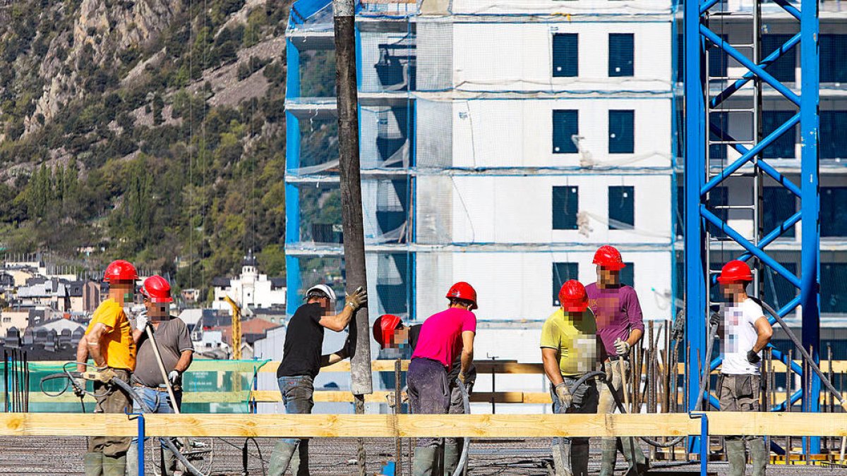 La majoria dels peruans venen a treballar en la construcció.