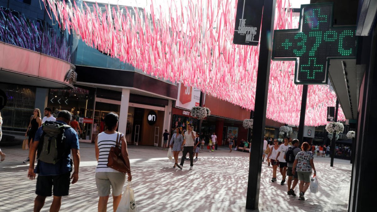 Dos turistes passejant ahir per l'avinguda Meritxell.