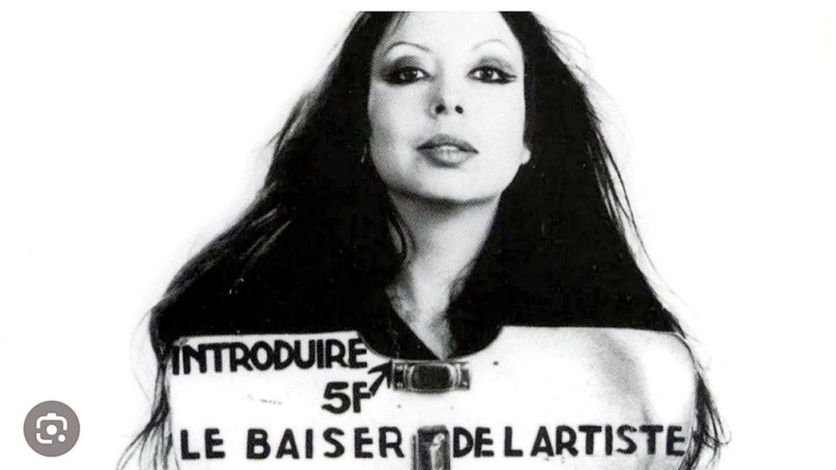 Le baiser de l'artiste souriant.