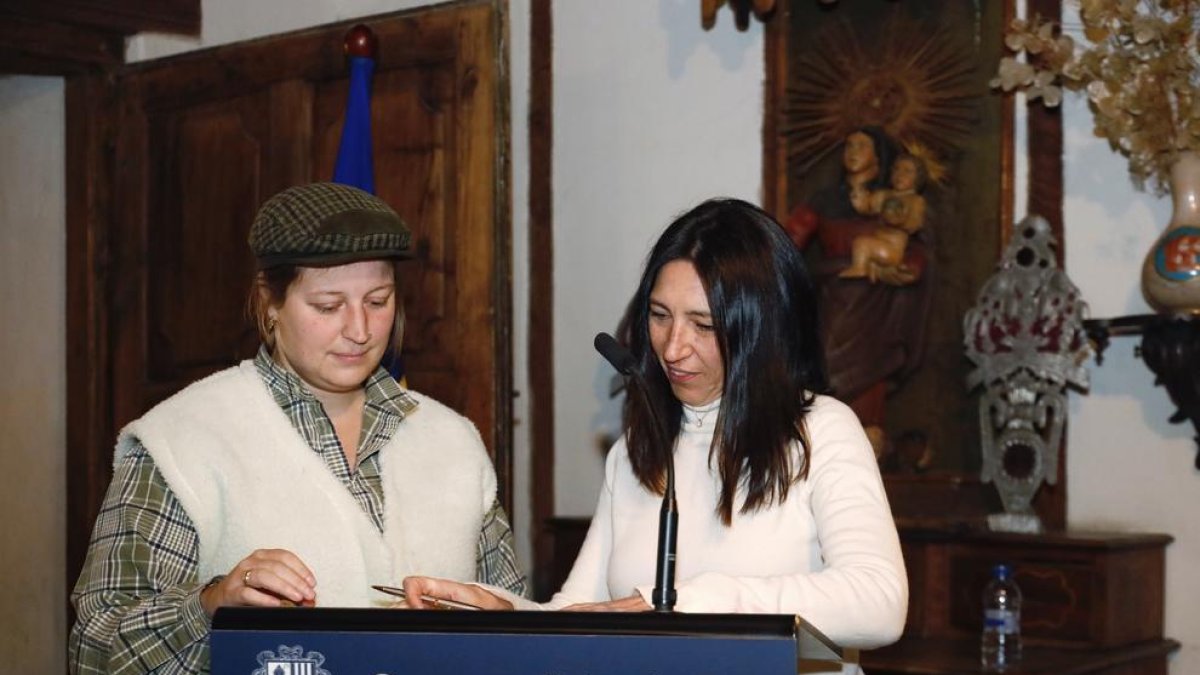 La cònsol menor durant la lectura del manifest