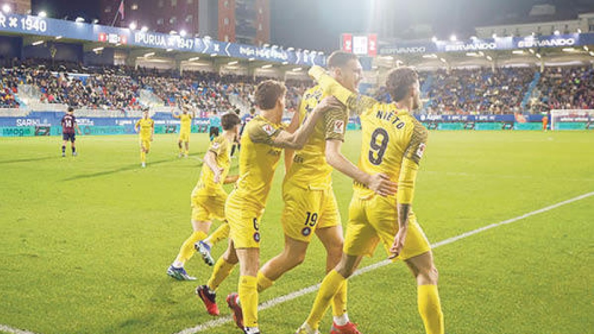 Els jugadors de l'Andorra celebren el segon gol, ahir al camp de l'Eibar.