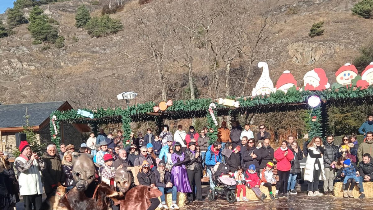 La plaça, plena en la representació infantil.