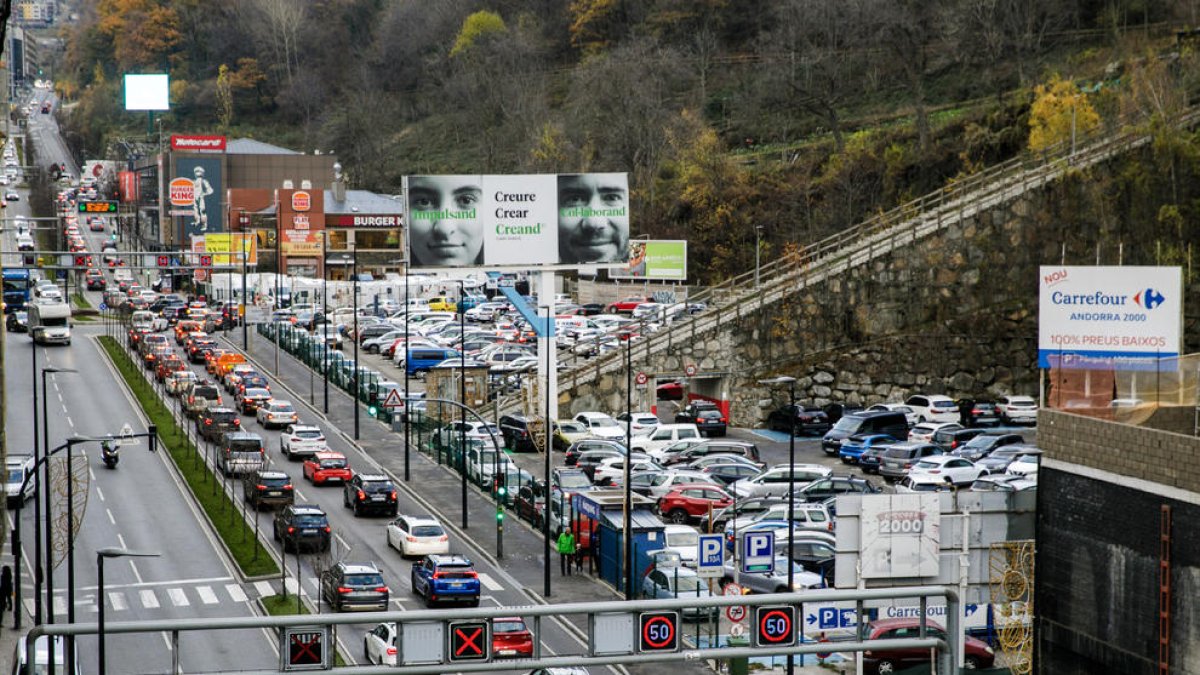 Cues a l'avinguda Tarragona per la presència de visitants durant el pont