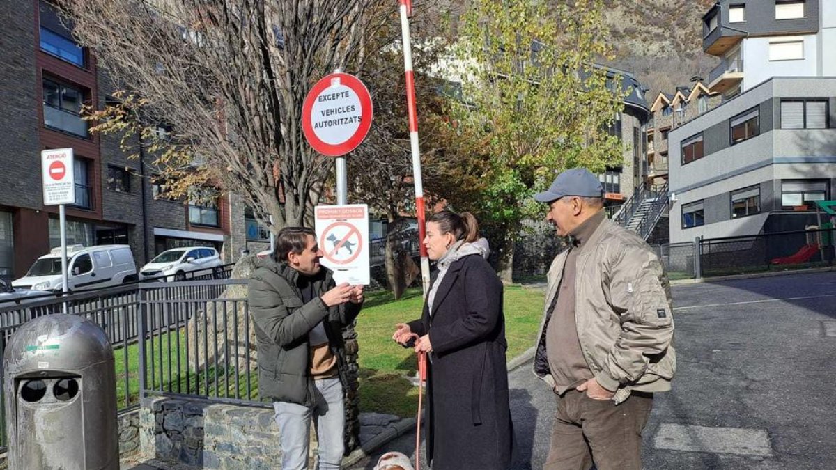 Candidats d'Avancem amb els gossos avui a Encamp