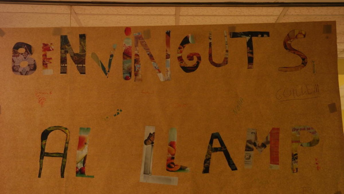 Un cartell fet per alumnes dona la benviguda al casal d'infants El Llamp