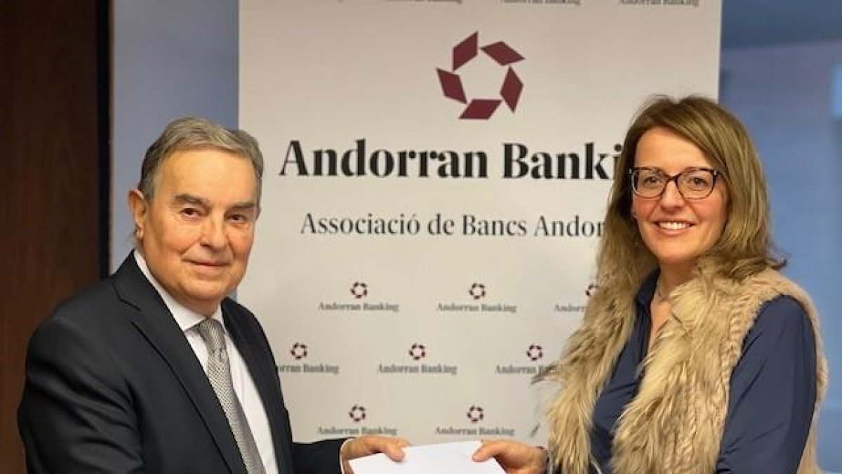 Amadeu Rocamora rep la donació a Càritas d'Esther Puigcercós, directora general d'Andorran Banking