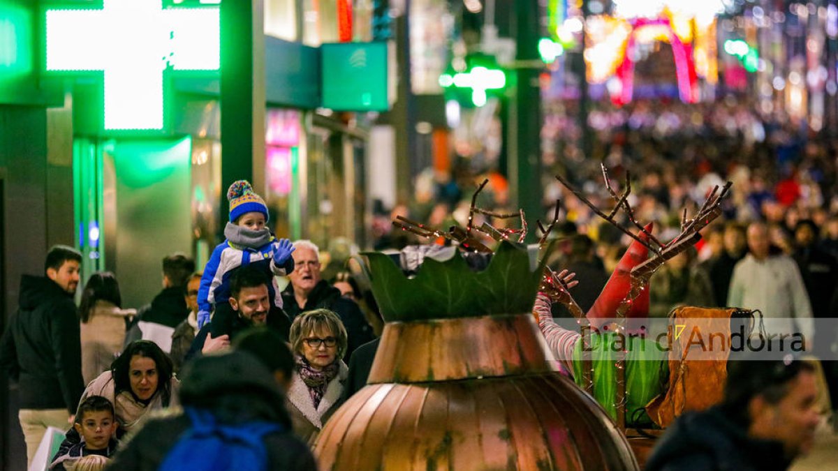 Els turistes han omplert les zones comercials durant la Puríssima