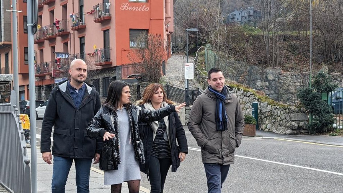 Laura Mas amb membres de la llista que encapçala avui a Encamp