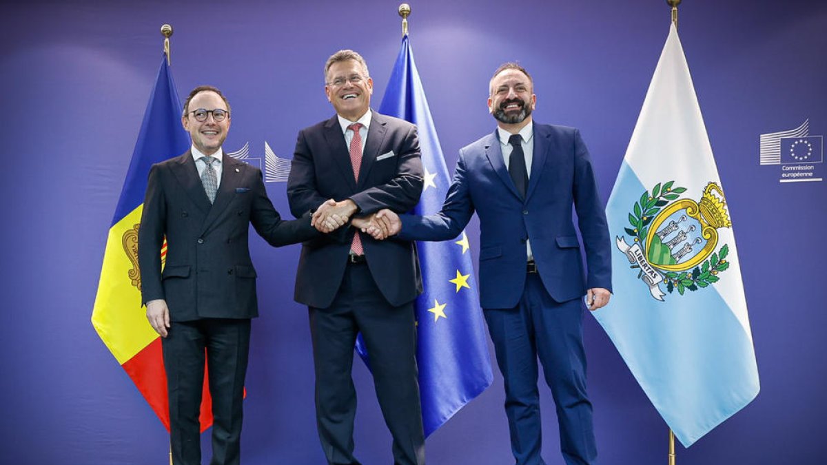 Xavier Espot, Maros Sefcovic i Luca Beccari celebrant l'acord.