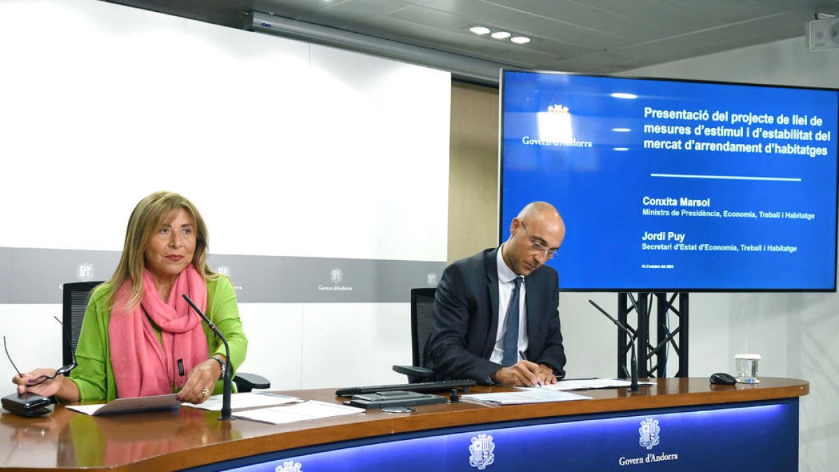 La ministra Conxita Marsol i Jordi Puy, secretari d'Estat.