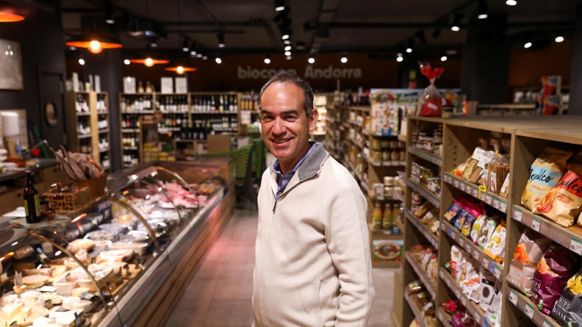 Jordi Alcobé al seu establiment Biocoop Andorra.