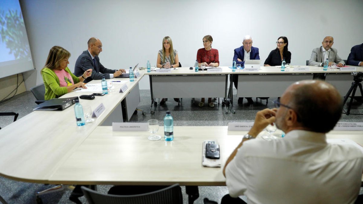 La reunió del Consell Econòmic i Social a l'edifici administratiu.