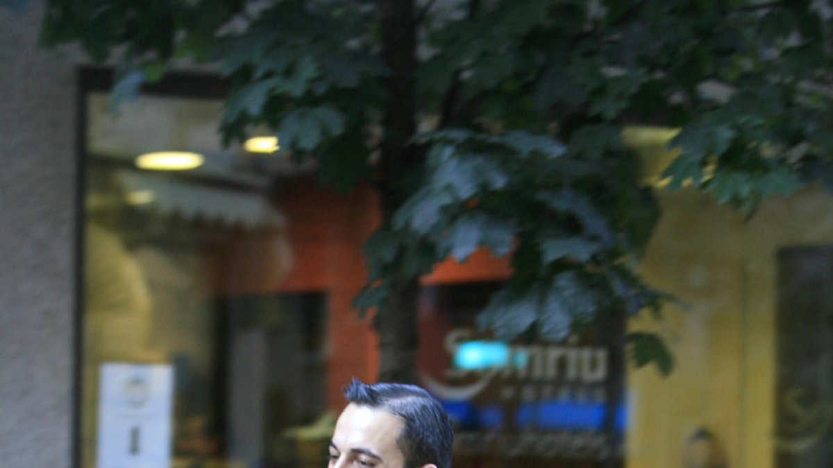 Un cambrer servint begudes.