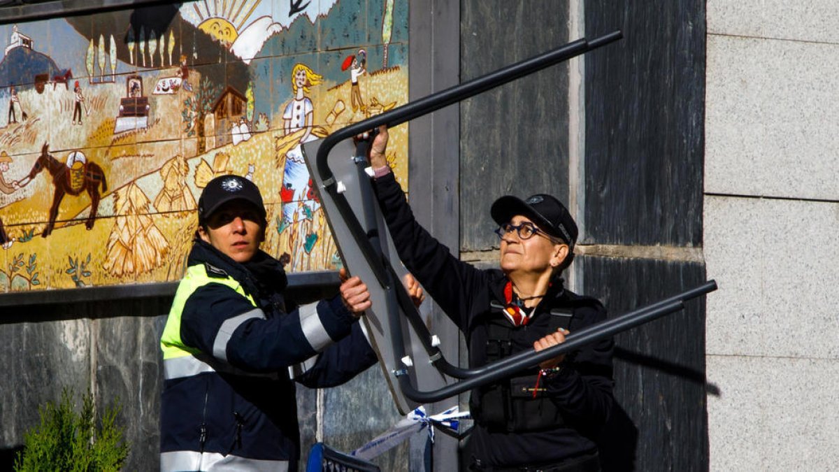 Dues agents de circulació.