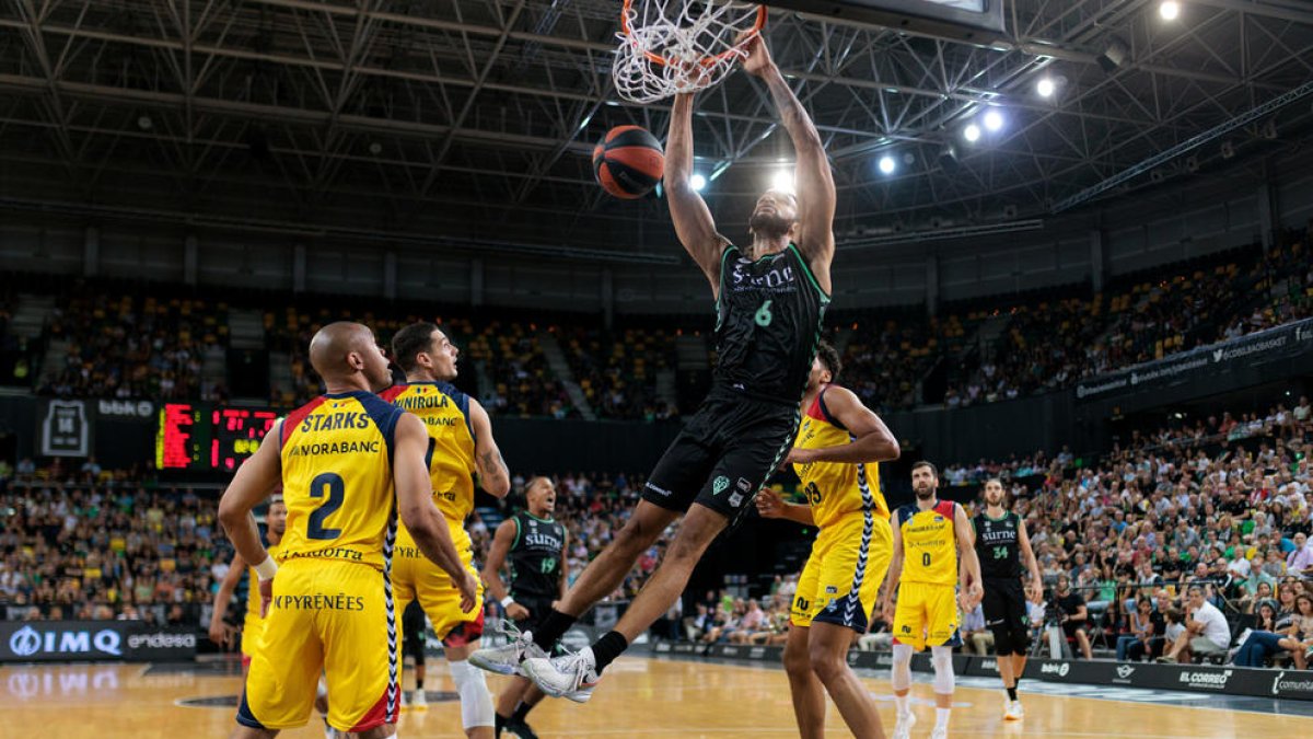 Una acció del partit que el MoraBanc Andorra va perdre a la pista del Bilbao Basket.