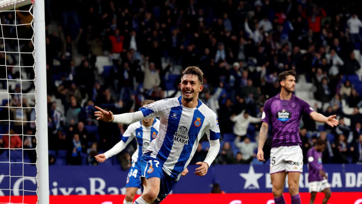 L'extrem de l'RCD Espanyol Jofre Carreras celebrant un gol recent contra el Valladolid.