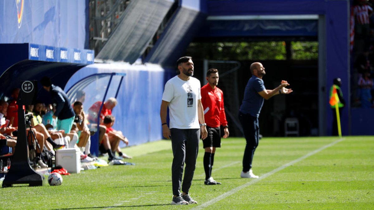 El tècnic de l'FC Andorra, Eder Sarabia, dona instruccions al partit contra l'Sporting.